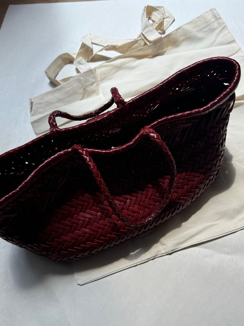 Dragon Diffusion 6 lines woven top handle tote bag in burgundy - Picture 5 of 8